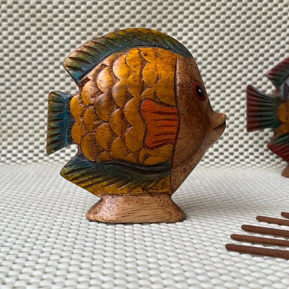 2 Wood Hand Carved Hand Painted Tropical Fishes 4" Tall - Picture 8 of 16
